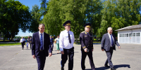 Вручение дипломов выпускникам пограничного института - Городской Совет депутатов