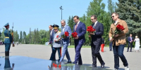 Виталий Хоценко и Владимир Машков почтили память Михаила Ульянова в Омске - Gazeta-Avangard.Ru
