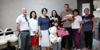 Семье из Пушкарного в честь рождения двойни вручили двухместную коляску-трансформер. - Администрация Белгородского района