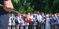 Тюменские выпускники почтили память ровесников 1941 года в сквере "Прощание" - ИА Тюменская линия