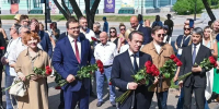 Виталий Хоценко и Владимир Машков возложили цветы к памятнику Михаила Ульянова в Омске - Газета Ваша звезда
