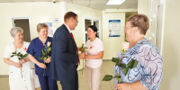 Цветы для тех, кто на посту: депутат Терещенко приехал в ЦРБ и скорую помощь - 8plus1.Ru