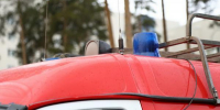 На Чусовском тракте в Екатеринбурге сгорел садовый дом и надворные постройки - Фото 1 - JustMedia