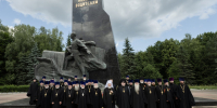 В канун Дня памяти и скорби митрополит Александр с духовенством возложил венок и цветы к Поклонному Кресту у Памятника воинам-водителям - Брянская Епархия