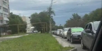 В Самаре у заправки на Ново-Вокзальной выстроилась длинная очередь из машин - ТРК Скат