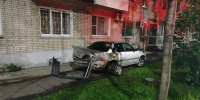 В Биробиджане водитель легковушки вылетел с дороги и врезался в дерево  - ИА Eaomedia.Ru