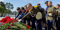 В Южно-Сахалинске на площади Славы возложили цветы к Вечному огню - ТИА Острова