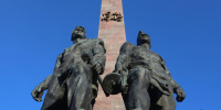 В Петербурге зажгли памятную надпись из свечей у монумента защитникам Ленинграда - Spbdnevnik.ru