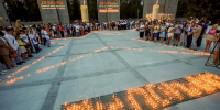 Новосибирцы зажгли свечи у Монумента Славы в память о героях войны - Gorsite.Ru