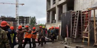 На стройке в Калининском районе нелегалы пытались спрятаться от полиции - Петербургский дневник