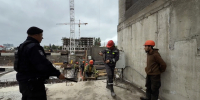 Нелегалы возомнили себя «Человеком-пауком» во время рейда на Полюстровском: видео - Neva.Today