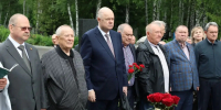 В Пензе Олег Мельниченко возложил цветы к могиле Василия Бочкарева - Пенза-Обзор