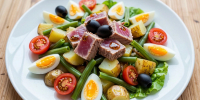 Лёгкий, вкусный и сытный: готовим настоящий салат Нисуаз с тунцом и свежими овощами - Progorod33.Ru