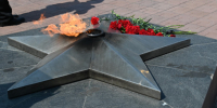 В День памяти и скорби в Карасуке почтили подвиг героев у Мемориала Воинской Славы - Карасукский район
