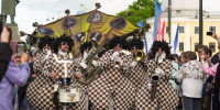 Артисты оркестра Tinto Brass Band идут по Кремлевской площади, по бокам стоят зрители.. - Администрация г. Вологда