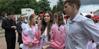 Владимирские выпускники на окончание школы получают от родителей смартфоны или путешествия - Zebra-TV.Ru