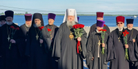 Митрополит Корнилий возложил цветы к монументу Победы - Архангельская епархия