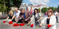 В Луганске прошло возложение цветов, приуроченное ко Дню Памяти и Скорби - Город Луганск