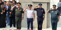 В День памяти и скорби и.о. руководителя следственного управления СК России по Новосибирской области возложил цветы к Вечному огню на Монументе славы - Следственный комитет