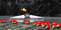 Вечный огонь на мемориале погибшим в Великой Отечественной войне 1941-1945 годов - Законодательное собрание
