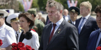 Александр Шуваев возложил цветы к Вечному огню в День памяти и скорби - Сетевое издание Знамя 31