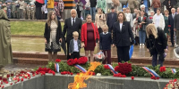В День памяти и скорби в Самаре возложили цветы к вечному огню на площади Славы - SamaraGIS.Ru