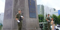 Оренбуржцы возложили цветы к памятнику Александру Прохоренко - Администрация города