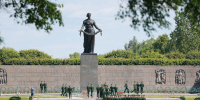 В 85-ю годовщину начала Великой Отечественной войны Александр Беглов возложил цветы на Пискаревском кладбище - Администрация г. Санкт-Петербурга