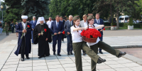 У памятника Героям-кузбассовцам, погибшим в годы ВОВ в 1941-1945 гг., прошла церемония возложения цветов, посвященная очередной годовщине со дня начала Великой Отечественной войны - ГУФСИН по Кемеровской области