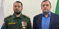 Корголи Корголиев поблагодарил за службу добровольца и кавалера государственных наград Заурбега Ачабаева - Администрация МО г. Хасавюрт