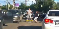 Два автолюбителя в Нижнем Тагиле не поделили дорогу и устроили разборки прямо на проезжей части (ВИДЕО) - Между Строк