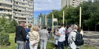 Депутат Госдумы Евгений Попов обсудил с жителями Строгино, какой будет новая футбольная площадка в их дворе, фото - Мой район