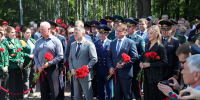 В День памяти и скорби начальник Пермского института ФСИН России возложил цветы к монументу «Скорбящая» - Пермский институт ФСИН России