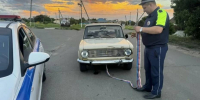 Воронежские полицейские помогли 88-летнему пенсионеру отбуксировать заглохший ВАЗ - РИА Воронеж
