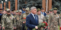 Глава Чувашии Олег Николаев почтил память защитников Отечества, возложив цветы к Монументу Воинской Славы в Чебоксарах - Министерство природных ресурсов и экологии