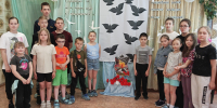Фото. Дети и взрослые прикрепили бумажных журавликов к стенду памяти в честь погибших защитников Родины - ЦГБ Нижнего Тагила