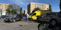В Воронеже столкнулись Volkswagen и Renault: 2 человека пострадали - ГТРК Воронеж