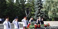 В Челябинске в День памяти и скорби руководитель и сотрудники регионального СК России приняли участие в церемонии возложения цветов на Аллее Славы - Следственный комитет