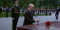 путин возлагает цветы - ИА Nord-News.Ru