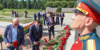 На Пискаревском кладбище прошла церемония возложения цветов и венков - Spbdnevnik.ru