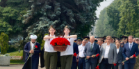 В Кузбассе транспортные полицейские, ветераны и общественники зажгли свечи памяти и возложили цветы к мемориалам погибшим в Великой Отечественной войне - ИА Новости Кузбасса