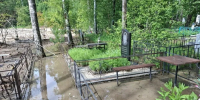 Вода по щиколотку, мусор и тяжёлый трупный запах: в Тюмени затопило кладбище «Червишево‑2» - MegaTyumen.Ru