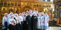 В праздник Всех святых, в земле Русской просиявших, митрополит Александр совершил Литургию в Брянском кафедральном соборе и впервые совершил чин посвящения в сестры милосердия - Навлинское благочиние