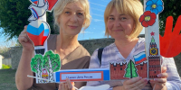 Библиотекари на открытой площадке провели мастер - класс по изготовлению цветка, выполненного в цветах триколора - Центр культуры и досуга