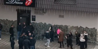 В Нижнем Тагиле жильцы дома на улице Черных снова пожаловались на дебоши в караоке-баре под окнами. Новый собственник заведения обещает исправить ситуацию - Между Строк