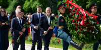 Делегация Ленобласти возложила цветы на Пискарёвском кладбище - ЛенТВ24