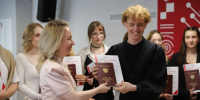 Министр культуры региона Марина Бурмистрова вручила дипломы выпускникам Колледжа искусств Республики Коми - ИА Комиинформ