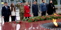 Клирик Альметьевской епархии принял участие в возложении цветов на День памяти и скорби в Альметьевске - Альметьевская Епархия