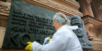 Ко Дню памяти и скорби волонтеры Мосгорнаследия привели в порядок мемориальные доски Героев Великой Отечественной войны - Департамент культурного наследия