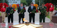 В День памяти и скорби первые лица города возложили цветы к Вечному огню. Фото: Руслан Никонов, «КЗ». - Красное Знамя